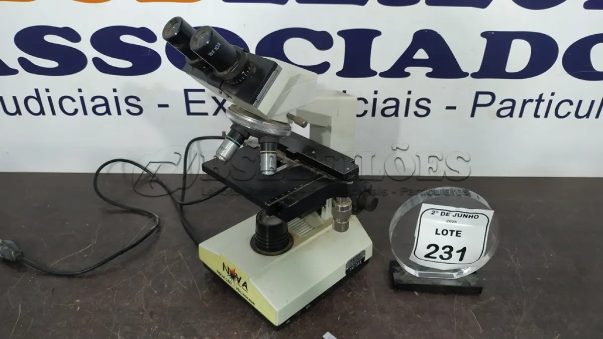 LOTE 231 - 01 MICROSCÓPIO. (NO ESTADO) ATENÇÃO! FAZER A VISITAÇÃO ANTES DE ARREMATAR, NÃO SABEMOS SE FUNCIONA, LEILÃO NÃO TEM GARANTIA E NEM DEVOLUÇÃO, SUJEITO A POSSÍVEIS AVARIAS VISÍVEIS/OCULTAS E/OU AUSÊNCIA DE COMPONENTES.