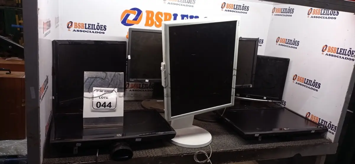 LOTE 044 - 07 MONITORES DE MARCAS E MODELOS DIVERSOS. (NO ESTADO) ATENÇÃO! FAZER A VISITAÇÃO ANTES DE ARREMATAR, NÃO SABEMOS SE FUNCIONA, LEILÃO NÃO TEM GARANTIA E NEM DEVOLUÇÃO, SUJEITO A POSSÍVEIS AVARIAS VISÍVEIS/OCULTAS E/OU AUSÊNCIA DE COMPONENTES.