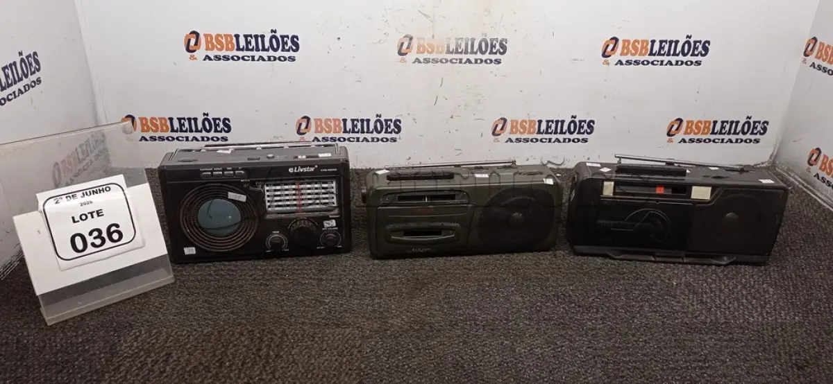 LOTE 036 - 03 RÁDIOS ANTIGOS. (NO ESTADO) ATENÇÃO! FAZER A VISITAÇÃO ANTES DE ARREMATAR, NÃO SABEMOS SE FUNCIONA, LEILÃO NÃO TEM GARANTIA E NEM DEVOLUÇÃO, SUJEITO A POSSÍVEIS AVARIAS VISÍVEIS/OCULTAS E/OU AUSÊNCIA DE COMPONENTES.
