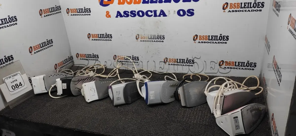 LOTE 084 - 08 FERROS DE PASSAR DE MARCAS E MODELOS DIVERSOS. (NO ESTADO) ATENÇÃO! FAZER A VISITAÇÃO ANTES DE ARREMATAR, NÃO SABEMOS SE FUNCIONA, LEILÃO NÃO TEM GARANTIA E NEM DEVOLUÇÃO, SUJEITO A POSSÍVEIS AVARIAS VISÍVEIS/OCULTAS E/OU AUSÊNCIA DE COMPONENTES.