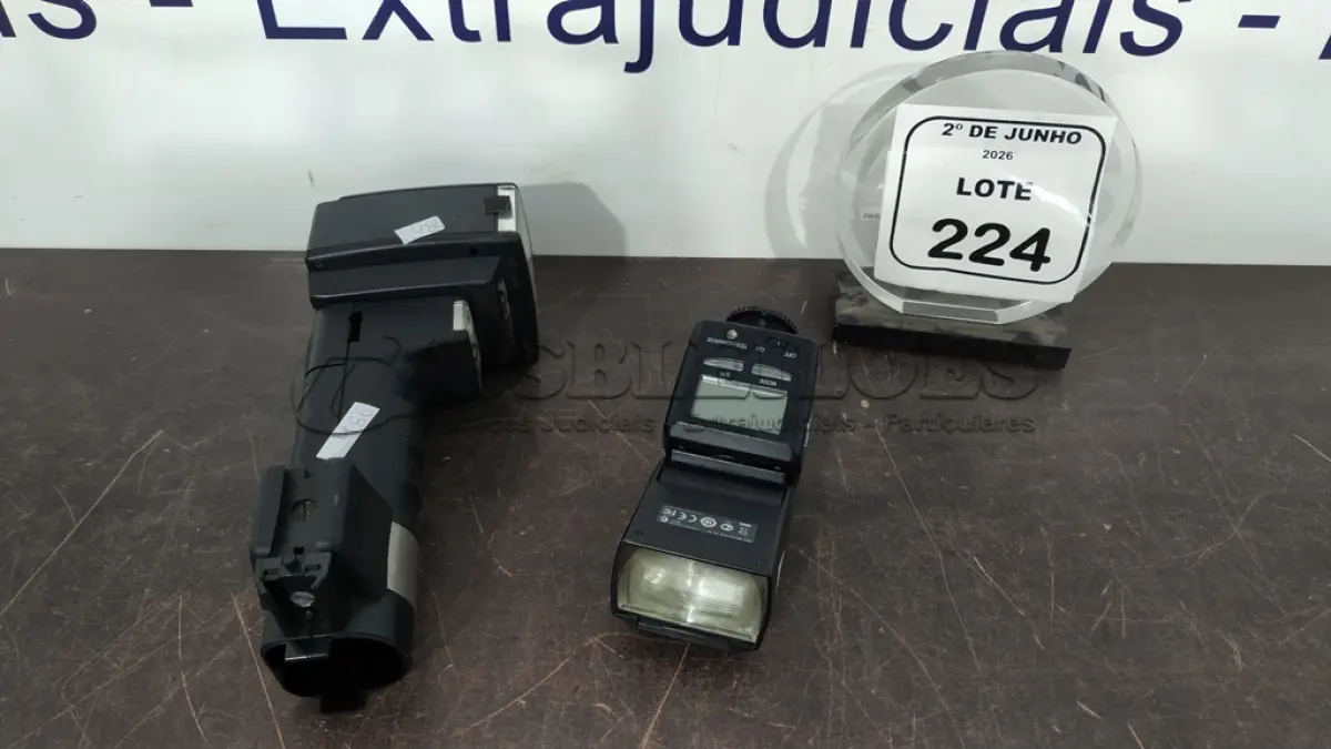 LOTE 224 - 01 FLASH PARA FILMADORA MODELO 45CL-4 DIGITAL MARCA MRTZ E 01 FLASH PARA FILMADORA MODELO EF-42 MARCA FULJFILM. (NO ESTADO) ATENÇÃO! FAZER A VISITAÇÃO ANTES DE ARREMATAR, NÃO SABEMOS SE FUNCIONA, LEILÃO NÃO TEM GARANTIA E NEM DEVOLUÇÃO, SUJEITO A POSSÍVEIS AVARIAS VISÍVEIS/OCULTAS E/OU AUSÊNCIA DE COMPONENTES.