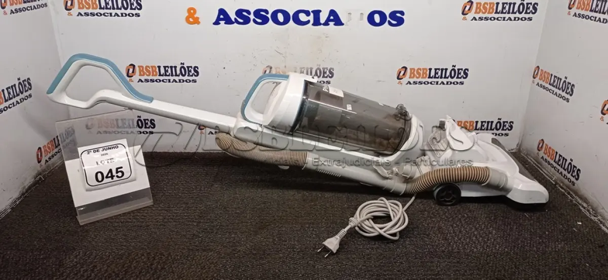 LOTE 045 - 01 ASPIRADOR DE PÓ 220V MARCA PHILCO. (NO ESTADO) ATENÇÃO! FAZER A VISITAÇÃO ANTES DE ARREMATAR, NÃO SABEMOS SE FUNCIONA, LEILÃO NÃO TEM GARANTIA E NEM DEVOLUÇÃO, SUJEITO A POSSÍVEIS AVARIAS VISÍVEIS/OCULTAS E/OU AUSÊNCIA DE COMPONENTES.