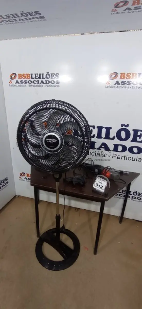 LOTE 312 - 02 VENTILADORES 220V MAR MONDIAL E 01 ASPIRADO DE PÓ MARCA MONDIAL. (NO ESTADO) ATENÇÃO! FAZER A VISITAÇÃO ANTES DE ARREMATAR, NÃO SABEMOS SE FUNCIONA, LEILÃO NÃO TEM GARANTIA E NEM DEVOLUÇÃO, SUJEITO A POSSÍVEIS AVARIAS VISÍVEIS/OCULTAS E/OU AUSÊNCIA DE COMPONENTES.