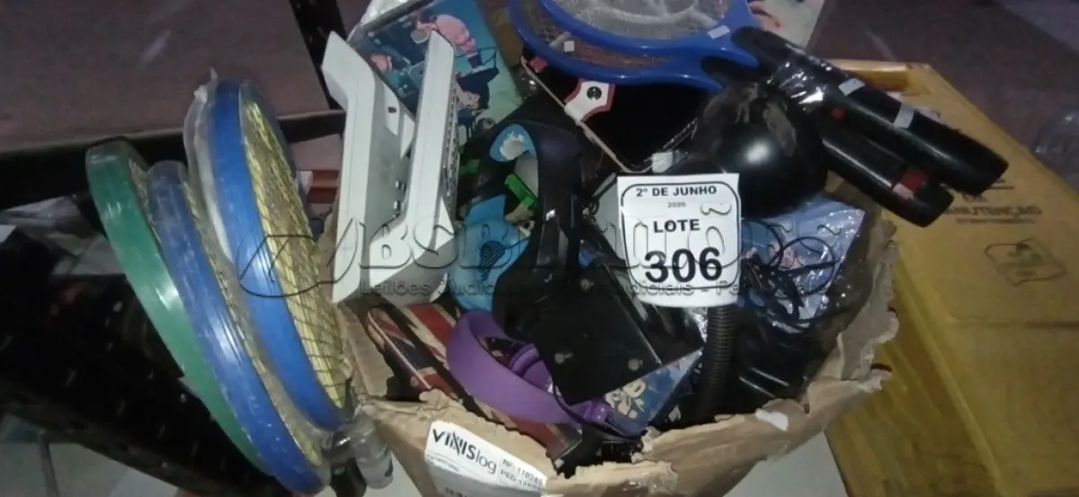 LOTE 306 - 07 RAQUETES ELÉTRICAS, VÁRIAS CAIXAS DE SOM DE PC, TELEFONES FIXOS, CAPAS DE TABLETS E ITENS VARIADOS. (NO ESTADO) ATENÇÃO! FAZER A VISITAÇÃO ANTES DE ARREMATAR, NÃO SABEMOS SE FUNCIONA, LEILÃO NÃO TEM GARANTIA E NEM DEVOLUÇÃO, SUJEITO A POSSÍVEIS AVARIAS VISÍVEIS/OCULTAS E/OU AUSÊNCIA DE COMPONENTES.