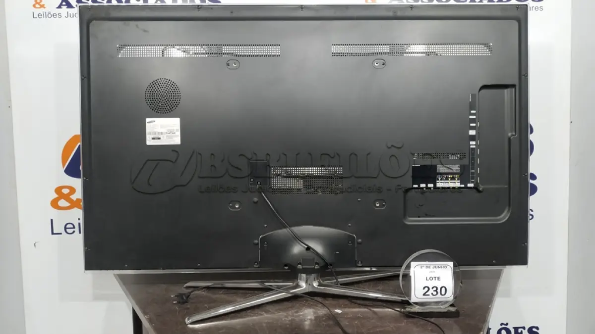 LOTE 230 - 01 TV 55’’ MARCA SAMSUNG. (NO ESTADO) ATENÇÃO! FAZER A VISITAÇÃO ANTES DE ARREMATAR, NÃO SABEMOS SE FUNCIONA, LEILÃO NÃO TEM GARANTIA E NEM DEVOLUÇÃO, SUJEITO A POSSÍVEIS AVARIAS VISÍVEIS/OCULTAS E/OU AUSÊNCIA DE COMPONENTES.
