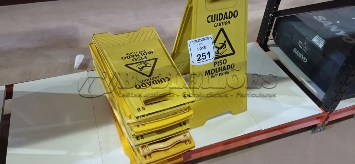 LOTE 251 - 10 PLACAS DE AVISO PARA PISOS MOLHADOS. (NO ESTADO) ATENÇÃO! FAZER A VISITAÇÃO ANTES DE ARREMATAR, NÃO SABEMOS SE FUNCIONA, LEILÃO NÃO TEM GARANTIA E NEM DEVOLUÇÃO, SUJEITO A POSSÍVEIS AVARIAS VISÍVEIS/OCULTAS E/OU AUSÊNCIA DE COMPONENTES.