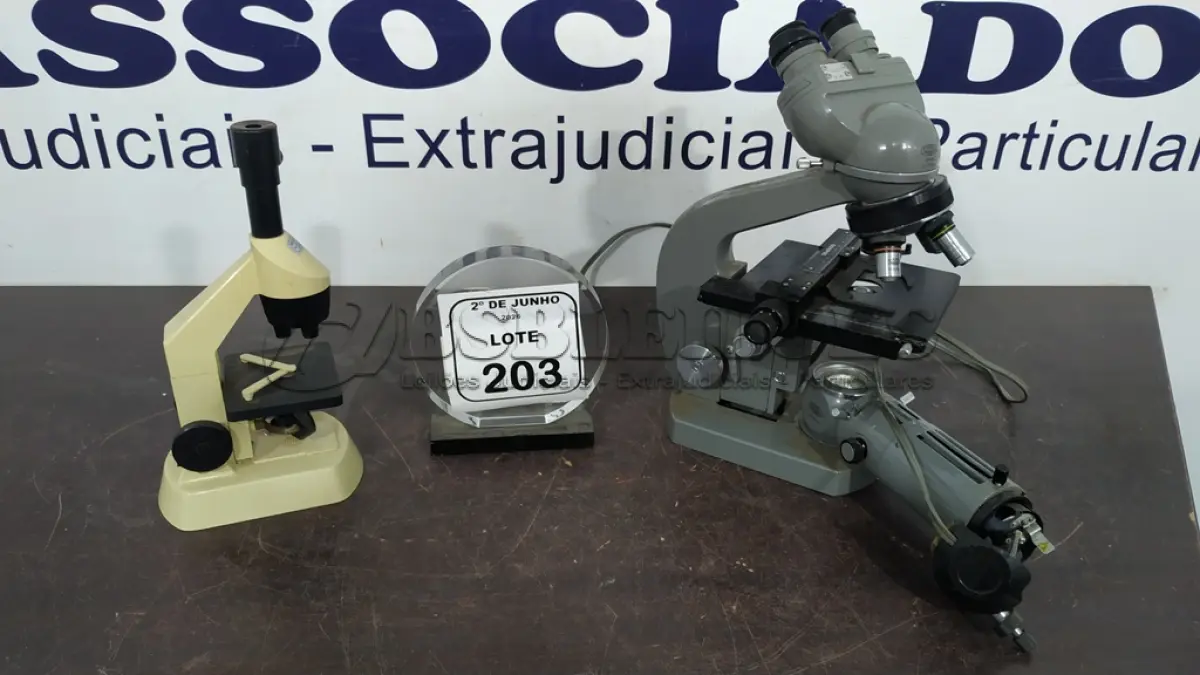 LOTE 203 - 02 MICROSCÓPIOS. (NO ESTADO) ATENÇÃO! FAZER A VISITAÇÃO ANTES DE ARREMATAR, NÃO SABEMOS SE FUNCIONA, LEILÃO NÃO TEM GARANTIA E NEM DEVOLUÇÃO, SUJEITO A POSSÍVEIS AVARIAS VISÍVEIS/OCULTAS E/OU AUSÊNCIA DE COMPONENTES.