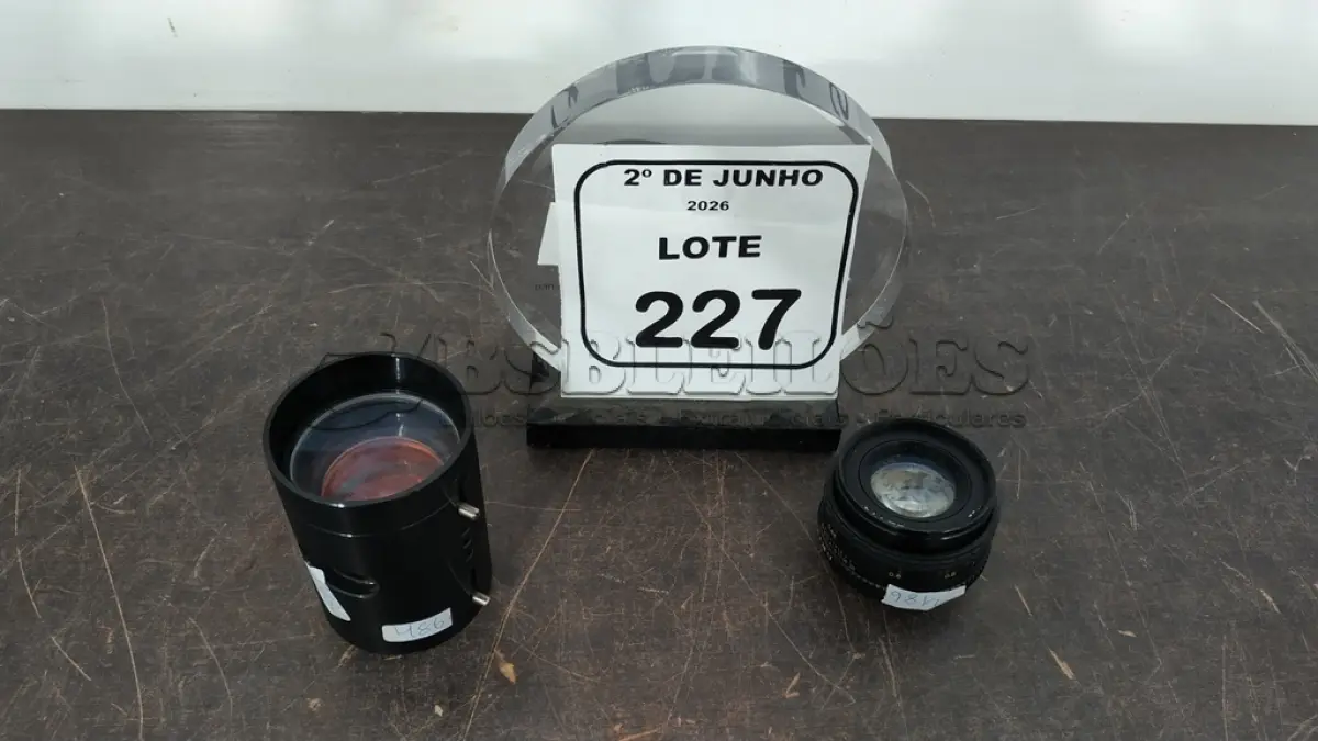 LOTE 227 - 01 LENTE ROSCA PARA CÂMERAS E 01 LENTE DE TELESCÓPIO. (NO ESTADO) ATENÇÃO! FAZER A VISITAÇÃO ANTES DE ARREMATAR, NÃO SABEMOS SE FUNCIONA, LEILÃO NÃO TEM GARANTIA E NEM DEVOLUÇÃO, SUJEITO A POSSÍVEIS AVARIAS VISÍVEIS/OCULTAS E/OU AUSÊNCIA DE COMPONENTES.