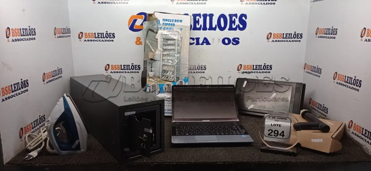 LOTE 294 - 01 TELA DE DVD AUTOMOTIVO 11’’ MARCA POWERPACK, 01 TORNEIRA, 01 FERRO DE PASSAR, 01 COFRE EM AÇO COM INTERIOR COMPARTIMENTADO, 01 SAPATEIRO DESMONTÁVEL E 01 NOTEBOOK MARCA SAMSUNG PARA RETIRADA DE PEÇAS. (NO ESTADO) ATENÇÃO! FAZER A VISITAÇÃO ANTES DE ARREMATAR, NÃO SABEMOS SE FUNCIONA, LEILÃO NÃO TEM GARANTIA E NEM DEVOLUÇÃO, SUJEITO A POSSÍVEIS AVARIAS VISÍVEIS/OCULTAS E/OU AUSÊNCIA DE COMPONENTES.