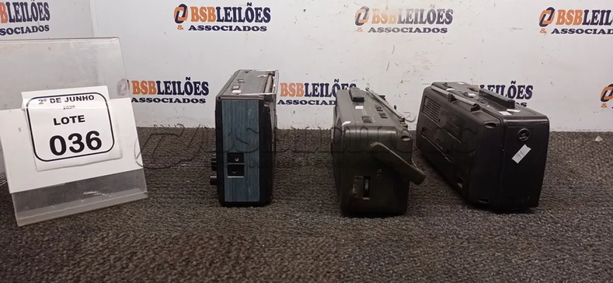 LOTE 036 - 03 RÁDIOS ANTIGOS. (NO ESTADO) ATENÇÃO! FAZER A VISITAÇÃO ANTES DE ARREMATAR, NÃO SABEMOS SE FUNCIONA, LEILÃO NÃO TEM GARANTIA E NEM DEVOLUÇÃO, SUJEITO A POSSÍVEIS AVARIAS VISÍVEIS/OCULTAS E/OU AUSÊNCIA DE COMPONENTES.