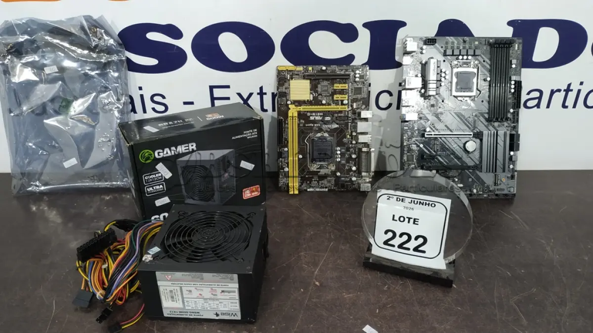 LOTE 222 - 01 FONTE DE ALIMENTAÇÃO ATX E 02 PLACAS MÃE PARA PC. (NO ESTADO) ATENÇÃO! FAZER A VISITAÇÃO ANTES DE ARREMATAR, NÃO SABEMOS SE FUNCIONA, LEILÃO NÃO TEM GARANTIA E NEM DEVOLUÇÃO, SUJEITO A POSSÍVEIS AVARIAS VISÍVEIS/OCULTAS E/OU AUSÊNCIA DE COMPONENTES.