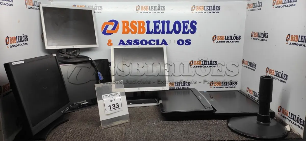 LOTE 133 - 06 MONITORES DE MARCAS E MODELOS DIVERSOS. (NO ESTADO) ATENÇÃO! FAZER A VISITAÇÃO ANTES DE ARREMATAR, NÃO SABEMOS SE FUNCIONA, LEILÃO NÃO TEM GARANTIA E NEM DEVOLUÇÃO, SUJEITO A POSSÍVEIS AVARIAS VISÍVEIS/OCULTAS E/OU AUSÊNCIA DE COMPONENTES.