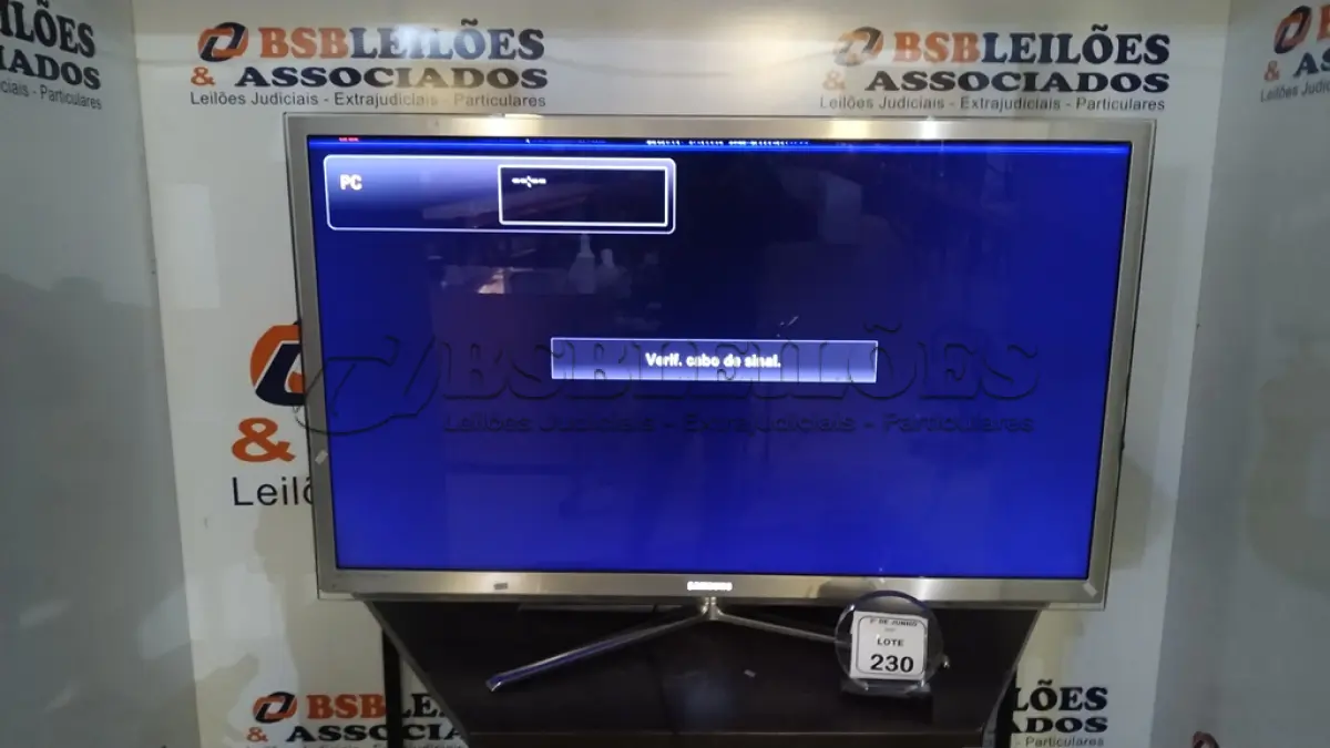 LOTE 230 - 01 TV 55’’ MARCA SAMSUNG. (NO ESTADO) ATENÇÃO! FAZER A VISITAÇÃO ANTES DE ARREMATAR, NÃO SABEMOS SE FUNCIONA, LEILÃO NÃO TEM GARANTIA E NEM DEVOLUÇÃO, SUJEITO A POSSÍVEIS AVARIAS VISÍVEIS/OCULTAS E/OU AUSÊNCIA DE COMPONENTES.