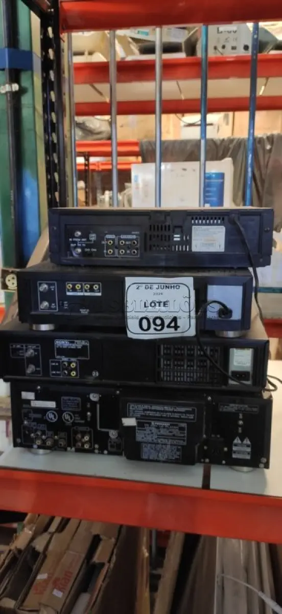 LOTE 094 - 01 KARAOKÊ E 03 APARELHOS DE VÍDEO CASSETE DE MARCAS E MODELOS DIVERSOS. (NO ESTADO) ATENÇÃO! FAZER A VISITAÇÃO ANTES DE ARREMATAR, NÃO SABEMOS SE FUNCIONA, LEILÃO NÃO TEM GARANTIA E NEM DEVOLUÇÃO, SUJEITO A POSSÍVEIS AVARIAS VISÍVEIS/OCULTAS E/OU AUSÊNCIA DE COMPONENTES.