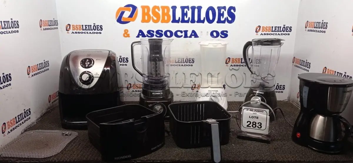 LOTE 283 - 01 AIR FRYER 5L 220V MARCA MONDIAL, 01 CAFETEIRA 220V MARCA MONDIAL E 03 LIQUIDIFICADORES DE MODELOS DIVERSOS MARCA MONDIAL. (NO ESTADO) ATENÇÃO! FAZER A VISITAÇÃO ANTES DE ARREMATAR, NÃO SABEMOS SE FUNCIONA, LEILÃO NÃO TEM GARANTIA E NEM DEVOLUÇÃO, SUJEITO A POSSÍVEIS AVARIAS VISÍVEIS/OCULTAS E/OU AUSÊNCIA DE COMPONENTES.