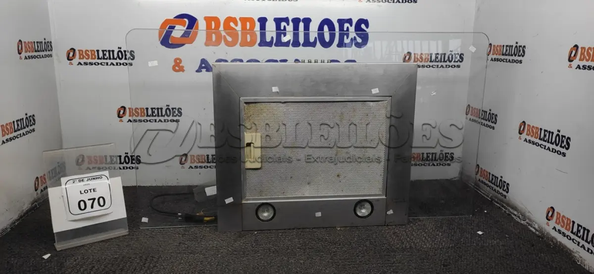 LOTE 070 - 01 COIFA DE PAREDE EM AÇO INOX COM PAEINEL DE VIDRO MARCAR SUGGAR. (NO ESTADO) ATENÇÃO! FAZER A VISITAÇÃO ANTES DE ARREMATAR, NÃO SABEMOS SE FUNCIONA, LEILÃO NÃO TEM GARANTIA E NEM DEVOLUÇÃO, SUJEITO A POSSÍVEIS AVARIAS VISÍVEIS/OCULTAS E/OU AUSÊNCIA DE COMPONENTES.