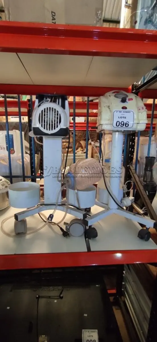 LOTE 096 - 02 ASPIRADORES CIRÚRGICOS. (NO ESTADO) ATENÇÃO! FAZER A VISITAÇÃO ANTES DE ARREMATAR, NÃO SABEMOS SE FUNCIONA, LEILÃO NÃO TEM GARANTIA E NEM DEVOLUÇÃO, SUJEITO A POSSÍVEIS AVARIAS VISÍVEIS/OCULTAS E/OU AUSÊNCIA DE COMPONENTES.
