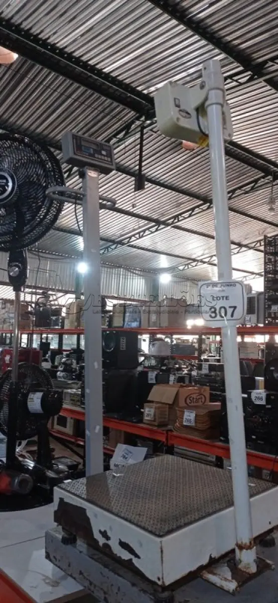 LOTE 307 - 02 BALANÇAS CORPORAIS. (NO ESTADO) ATENÇÃO! FAZER A VISITAÇÃO ANTES DE ARREMATAR, NÃO SABEMOS SE FUNCIONA, LEILÃO NÃO TEM GARANTIA E NEM DEVOLUÇÃO, SUJEITO A POSSÍVEIS AVARIAS VISÍVEIS/OCULTAS E/OU AUSÊNCIA DE COMPONENTES.