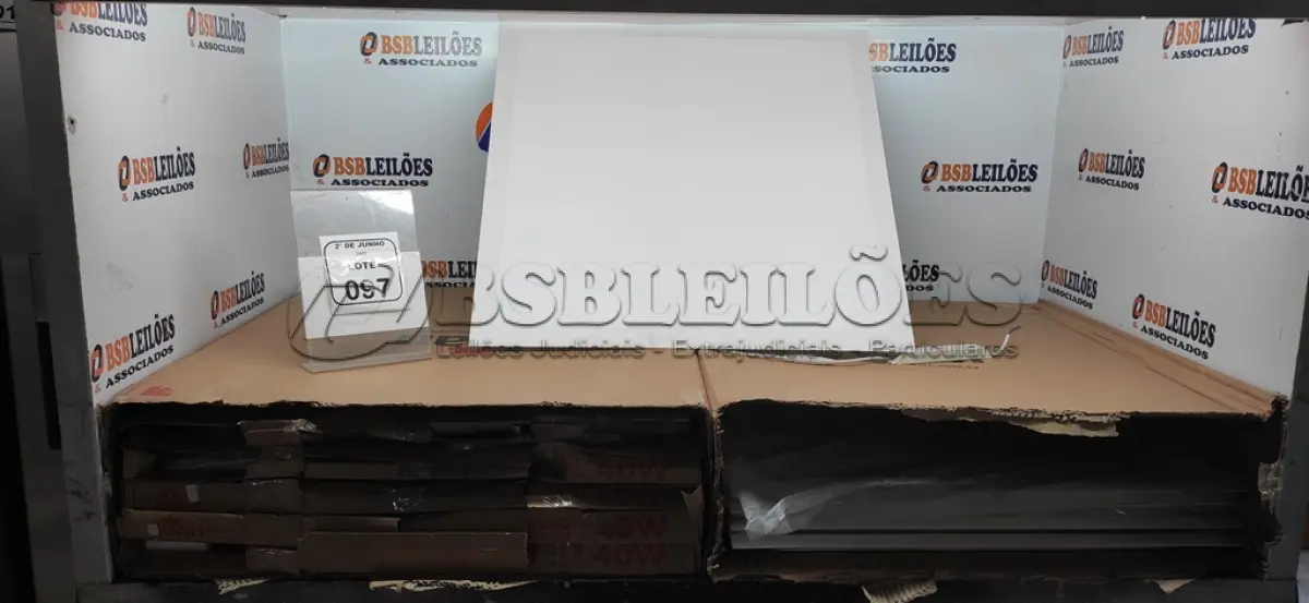 LOTE 097 - 10 LUMINÁRIAS DE EMBUTIR DE 40W MARCA KIAN. (NO ESTADO) ATENÇÃO! FAZER A VISITAÇÃO ANTES DE ARREMATAR, NÃO SABEMOS SE FUNCIONA, LEILÃO NÃO TEM GARANTIA E NEM DEVOLUÇÃO, SUJEITO A POSSÍVEIS AVARIAS VISÍVEIS/OCULTAS E/OU AUSÊNCIA DE COMPONENTES.