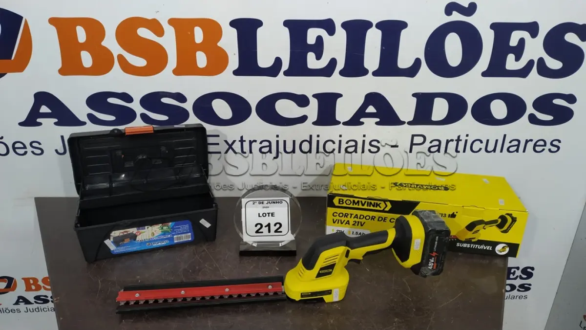 LOTE 212 - 01 CORTADOR DE CERCA-VIVA MARCA BOMVINK E 01 MALETA DE FERRAMENTAS. (NO ESTADO) ATENÇÃO! FAZER A VISITAÇÃO ANTES DE ARREMATAR, NÃO SABEMOS SE FUNCIONA, LEILÃO NÃO TEM GARANTIA E NEM DEVOLUÇÃO, SUJEITO A POSSÍVEIS AVARIAS VISÍVEIS/OCULTAS E/OU AUSÊNCIA DE COMPONENTES.