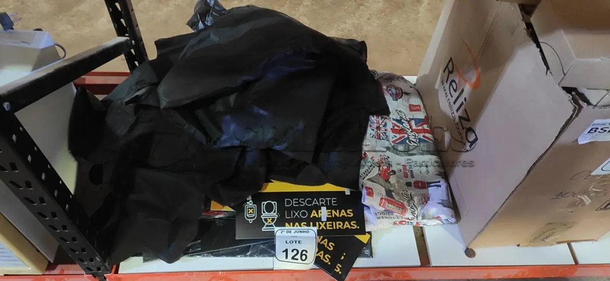 LOTE 126 - 03 PEÇAS DE CAPA PARA ASSENTOS E GRANDE QUANTIDADE DE PLACAS SE SINALIZAÇÃO PARA ACADEMIA. (NO ESTADO) ATENÇÃO! FAZER A VISITAÇÃO ANTES DE ARREMATAR, NÃO SABEMOS SE FUNCIONA, LEILÃO NÃO TEM GARANTIA E NEM DEVOLUÇÃO, SUJEITO A POSSÍVEIS AVARIAS VISÍVEIS/OCULTAS E/OU AUSÊNCIA DE COMPONENTES.