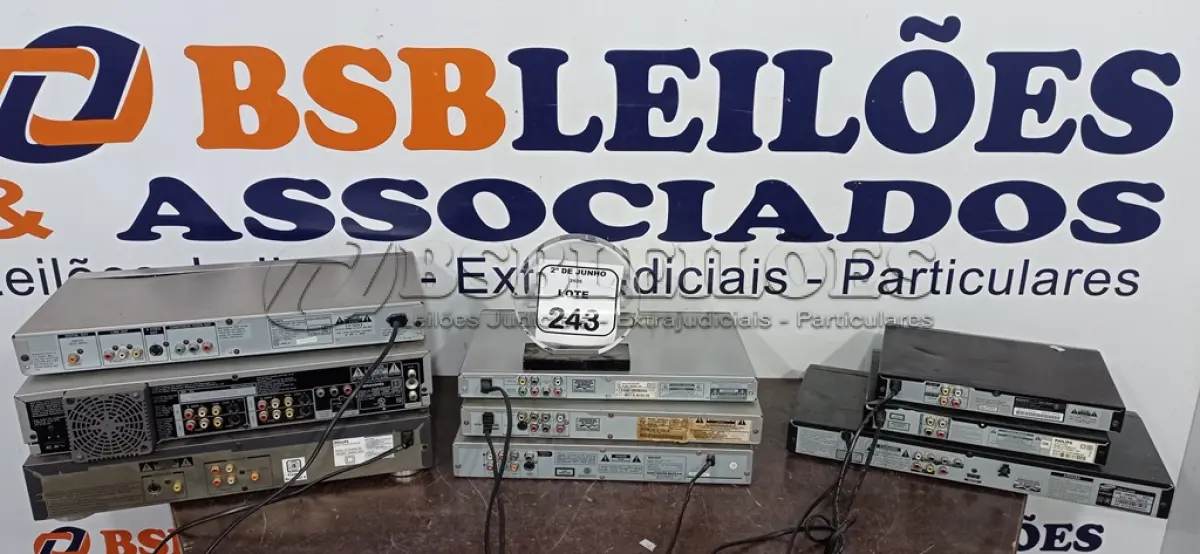 LOTE 243 - 09 APARELHOS DVD DE MARCAS E MODELOS DIVERSOS. (NO ESTADO) ATENÇÃO! FAZER A VISITAÇÃO ANTES DE ARREMATAR, NÃO SABEMOS SE FUNCIONA, LEILÃO NÃO TEM GARANTIA E NEM DEVOLUÇÃO, SUJEITO A POSSÍVEIS AVARIAS VISÍVEIS/OCULTAS E/OU AUSÊNCIA DE COMPONENTES.