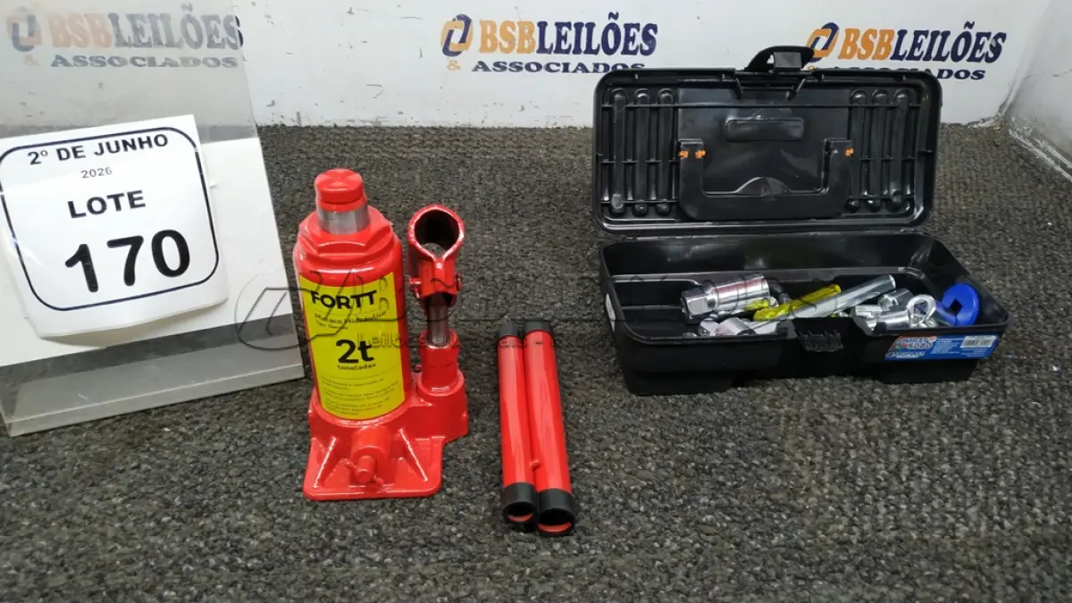 LOTE 170 - 01 MACACO HIDRÁULICO TIPO GARRAFA MODELO MHG001 MARCA FORTT E 01 MALETA COM 01 CHAVE CATRACA E DIVERSOS BITS SOQUETES. (NO ESTADO) ATENÇÃO! FAZER A VISITAÇÃO ANTES DE ARREMATAR, NÃO SABEMOS SE FUNCIONA, LEILÃO NÃO TEM GARANTIA E NEM DEVOLUÇÃO, SUJEITO A POSSÍVEIS AVARIAS VISÍVEIS/OCULTAS E/OU AUSÊNCIA DE COMPONENTES.