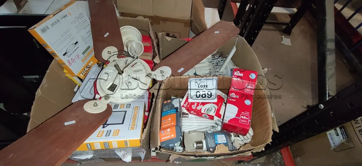 LOTE 089 - 01 VENTILADOR DE TETO E GRANDE QUANTIDADE DE LUMINÁRIAS E LÂMPADAS MARCAS E MODELOS DIVERSOS. (NO ESTADO) ATENÇÃO! FAZER A VISITAÇÃO ANTES DE ARREMATAR, NÃO SABEMOS SE FUNCIONA, LEILÃO NÃO TEM GARANTIA E NEM DEVOLUÇÃO, SUJEITO A POSSÍVEIS AVARIAS VISÍVEIS/OCULTAS E/OU AUSÊNCIA DE COMPONENTES.
