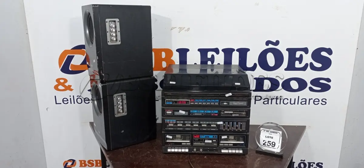 LOTE 259 - 01 APARELHO DE SOM ANTIGO 3X1 MARCA SANYO E 02 CAIXAS DE SOM MARCA DIVOOM. (NO ESTADO) ATENÇÃO! FAZER A VISITAÇÃO ANTES DE ARREMATAR, NÃO SABEMOS SE FUNCIONA, LEILÃO NÃO TEM GARANTIA E NEM DEVOLUÇÃO, SUJEITO A POSSÍVEIS AVARIAS VISÍVEIS/OCULTAS E/OU AUSÊNCIA DE COMPONENTES.