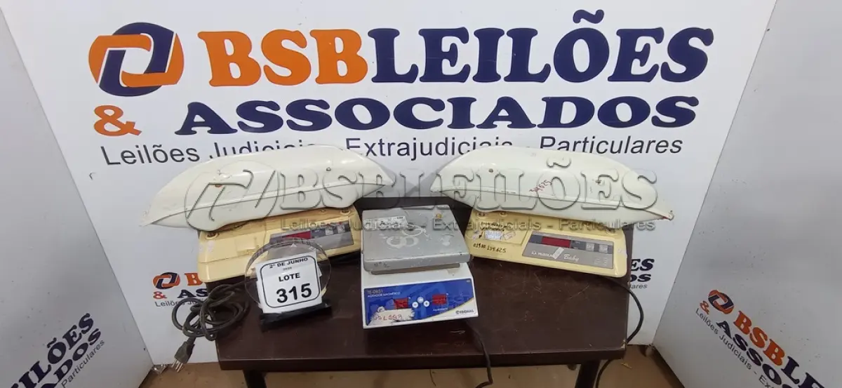 LOTE 315 - 02 BALANÇAS PEDIÁTRICAS E 01 AGITADOR MAGNÉTICO. (NO ESTADO) ATENÇÃO! FAZER A VISITAÇÃO ANTES DE ARREMATAR, NÃO SABEMOS SE FUNCIONA, LEILÃO NÃO TEM GARANTIA E NEM DEVOLUÇÃO, SUJEITO A POSSÍVEIS AVARIAS VISÍVEIS/OCULTAS E/OU AUSÊNCIA DE COMPONENTES.