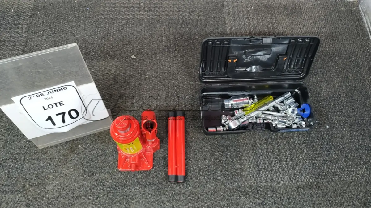 LOTE 170 - 01 MACACO HIDRÁULICO TIPO GARRAFA MODELO MHG001 MARCA FORTT E 01 MALETA COM 01 CHAVE CATRACA E DIVERSOS BITS SOQUETES. (NO ESTADO) ATENÇÃO! FAZER A VISITAÇÃO ANTES DE ARREMATAR, NÃO SABEMOS SE FUNCIONA, LEILÃO NÃO TEM GARANTIA E NEM DEVOLUÇÃO, SUJEITO A POSSÍVEIS AVARIAS VISÍVEIS/OCULTAS E/OU AUSÊNCIA DE COMPONENTES.