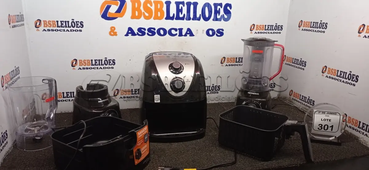 LOTE 301 - 01 AIR FRYER 5L 220V MARCA MONDIAL E 02 LIQUIDIFICADORES DE MODELOS DIVERSOS MARCA MONDIAL. (NO ESTADO) ATENÇÃO! FAZER A VISITAÇÃO ANTES DE ARREMATAR, NÃO SABEMOS SE FUNCIONA, LEILÃO NÃO TEM GARANTIA E NEM DEVOLUÇÃO, SUJEITO A POSSÍVEIS AVARIAS VISÍVEIS/OCULTAS E/OU AUSÊNCIA DE COMPONENTES.