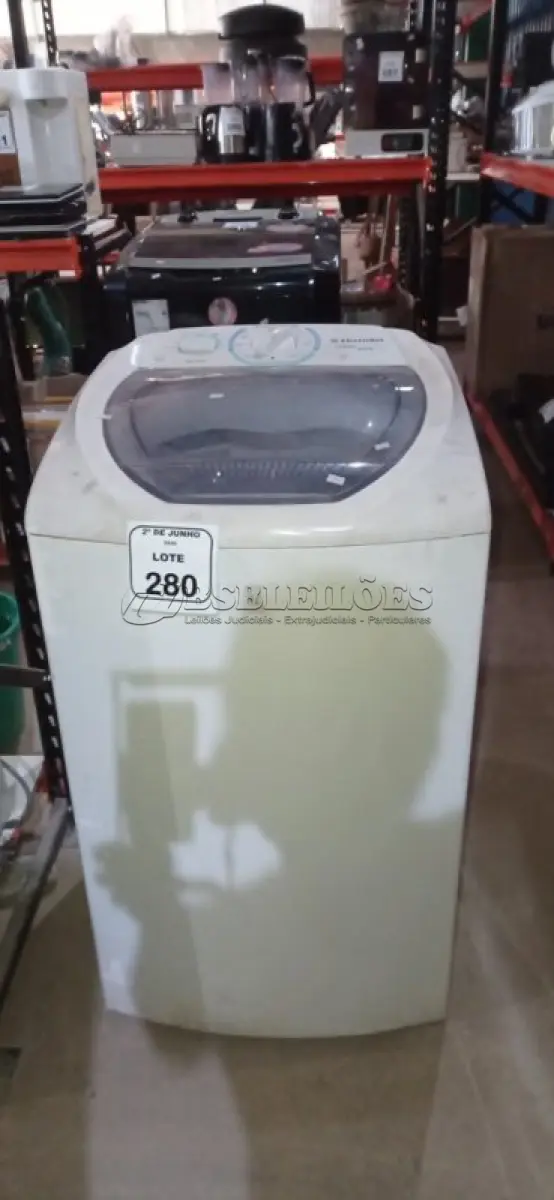 LOTE 280 - 01 MÁQUINA DE LAVAR DE 6KG 220V MARCA ELECTROLUX. (NO ESTADO) ATENÇÃO! FAZER A VISITAÇÃO ANTES DE ARREMATAR, NÃO SABEMOS SE FUNCIONA, LEILÃO NÃO TEM GARANTIA E NEM DEVOLUÇÃO, SUJEITO A POSSÍVEIS AVARIAS VISÍVEIS/OCULTAS E/OU AUSÊNCIA DE COMPONENTES.