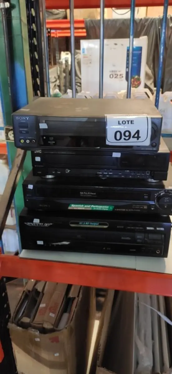 LOTE 094 - 01 KARAOKÊ E 03 APARELHOS DE VÍDEO CASSETE DE MARCAS E MODELOS DIVERSOS. (NO ESTADO) ATENÇÃO! FAZER A VISITAÇÃO ANTES DE ARREMATAR, NÃO SABEMOS SE FUNCIONA, LEILÃO NÃO TEM GARANTIA E NEM DEVOLUÇÃO, SUJEITO A POSSÍVEIS AVARIAS VISÍVEIS/OCULTAS E/OU AUSÊNCIA DE COMPONENTES.