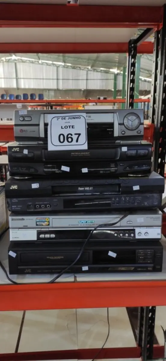 LOTE 067 - 05 APARELHOS DE VÍDEO CASSETE DE MARCAS E MODELOS DIVERSOS. (NO ESTADO) ATENÇÃO! FAZER A VISITAÇÃO ANTES DE ARREMATAR, NÃO SABEMOS SE FUNCIONA, LEILÃO NÃO TEM GARANTIA E NEM DEVOLUÇÃO, SUJEITO A POSSÍVEIS AVARIAS VISÍVEIS/OCULTAS E/OU AUSÊNCIA DE COMPONENTES.