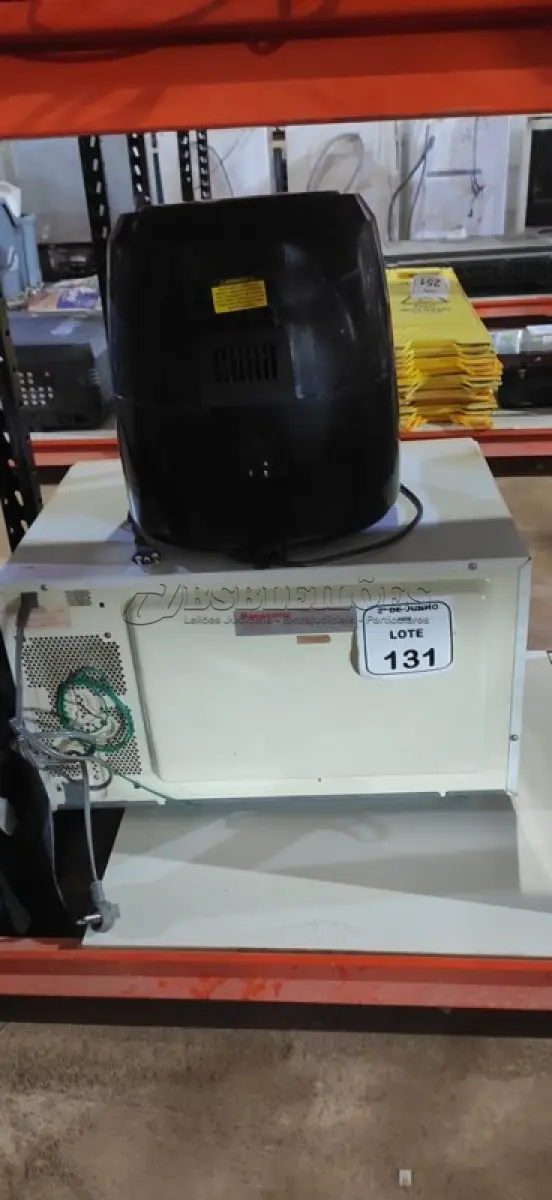 LOTE 131 - 01 AIR FRYER 220V MARCA PHILCO E 01 MICRO-ONDAS 220V MARCA PANASONIC. (NO ESTADO) ATENÇÃO! FAZER A VISITAÇÃO ANTES DE ARREMATAR, NÃO SABEMOS SE FUNCIONA, LEILÃO NÃO TEM GARANTIA E NEM DEVOLUÇÃO, SUJEITO A POSSÍVEIS AVARIAS VISÍVEIS/OCULTAS E/OU AUSÊNCIA DE COMPONENTES.