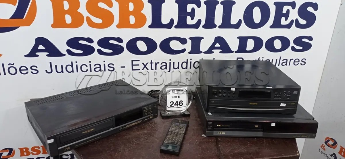 LOTE 246 - 01 CD PLAYER MODELO  CDC 265 MARCA PHILIPS E 02 APARELHOS DE VIDEO CASSETE MARCAS JVC E SHARP. (NO ESTADO) ATENÇÃO! FAZER A VISITAÇÃO ANTES DE ARREMATAR, NÃO SABEMOS SE FUNCIONA, LEILÃO NÃO TEM GARANTIA E NEM DEVOLUÇÃO, SUJEITO A POSSÍVEIS AVARIAS VISÍVEIS/OCULTAS E/OU AUSÊNCIA DE COMPONENTES.