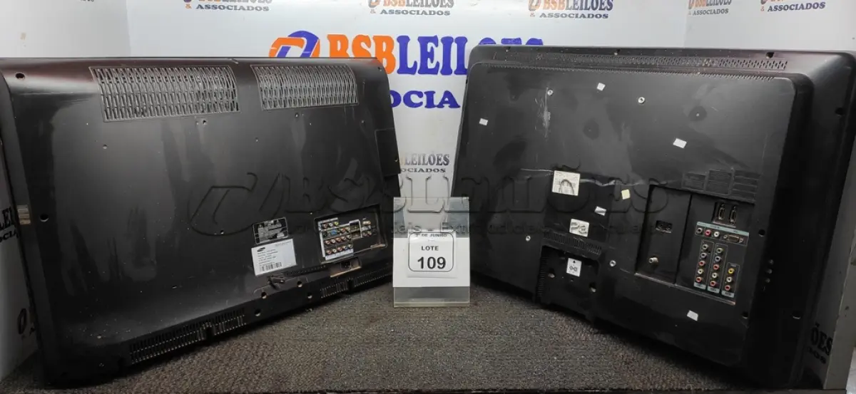 LOTE 109 - 02 TVS/MONITOR 32’’ MARCAS PHIPS E SAMSUNG. (NO ESTADO) ATENÇÃO! FAZER A VISITAÇÃO ANTES DE ARREMATAR, NÃO SABEMOS SE FUNCIONA, LEILÃO NÃO TEM GARANTIA E NEM DEVOLUÇÃO, SUJEITO A POSSÍVEIS AVARIAS VISÍVEIS/OCULTAS E/OU AUSÊNCIA DE COMPONENTES.