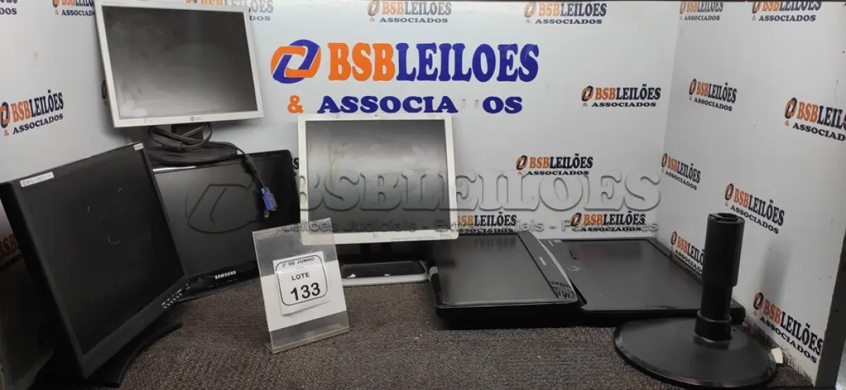 LOTE 133 - 06 MONITORES DE MARCAS E MODELOS DIVERSOS. (NO ESTADO) ATENÇÃO! FAZER A VISITAÇÃO ANTES DE ARREMATAR, NÃO SABEMOS SE FUNCIONA, LEILÃO NÃO TEM GARANTIA E NEM DEVOLUÇÃO, SUJEITO A POSSÍVEIS AVARIAS VISÍVEIS/OCULTAS E/OU AUSÊNCIA DE COMPONENTES.