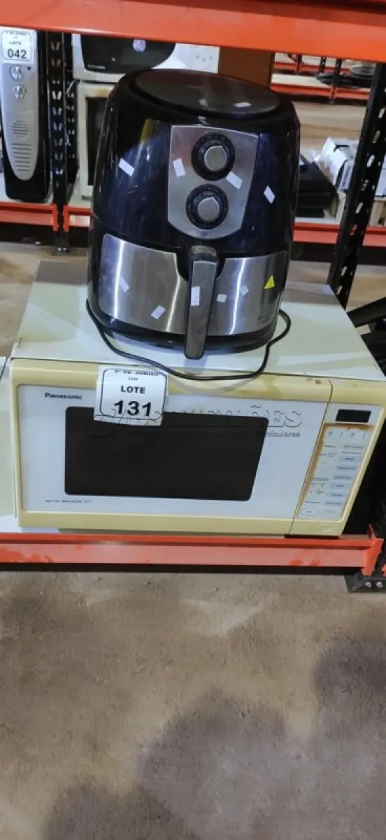 LOTE 131 - 01 AIR FRYER 220V MARCA PHILCO E 01 MICRO-ONDAS 220V MARCA PANASONIC. (NO ESTADO) ATENÇÃO! FAZER A VISITAÇÃO ANTES DE ARREMATAR, NÃO SABEMOS SE FUNCIONA, LEILÃO NÃO TEM GARANTIA E NEM DEVOLUÇÃO, SUJEITO A POSSÍVEIS AVARIAS VISÍVEIS/OCULTAS E/OU AUSÊNCIA DE COMPONENTES.