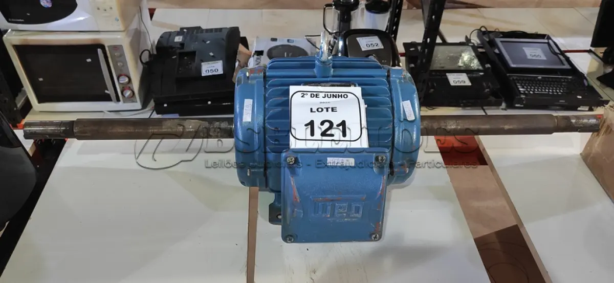 LOTE 121 - 01 MOTOR ELÉTRICO INDUSTRIAL COM EIXO DUPLO 220V 3CV MARCA WEG. (NO ESTADO) ATENÇÃO! FAZER A VISITAÇÃO ANTES DE ARREMATAR, NÃO SABEMOS SE FUNCIONA, LEILÃO NÃO TEM GARANTIA E NEM DEVOLUÇÃO, SUJEITO A POSSÍVEIS AVARIAS VISÍVEIS/OCULTAS E/OU AUSÊNCIA DE COMPONENTES.