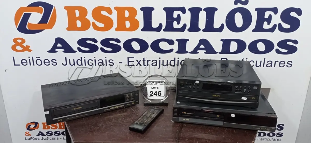 LOTE 246 - 01 CD PLAYER MODELO  CDC 265 MARCA PHILIPS E 02 APARELHOS DE VIDEO CASSETE MARCAS JVC E SHARP. (NO ESTADO) ATENÇÃO! FAZER A VISITAÇÃO ANTES DE ARREMATAR, NÃO SABEMOS SE FUNCIONA, LEILÃO NÃO TEM GARANTIA E NEM DEVOLUÇÃO, SUJEITO A POSSÍVEIS AVARIAS VISÍVEIS/OCULTAS E/OU AUSÊNCIA DE COMPONENTES.