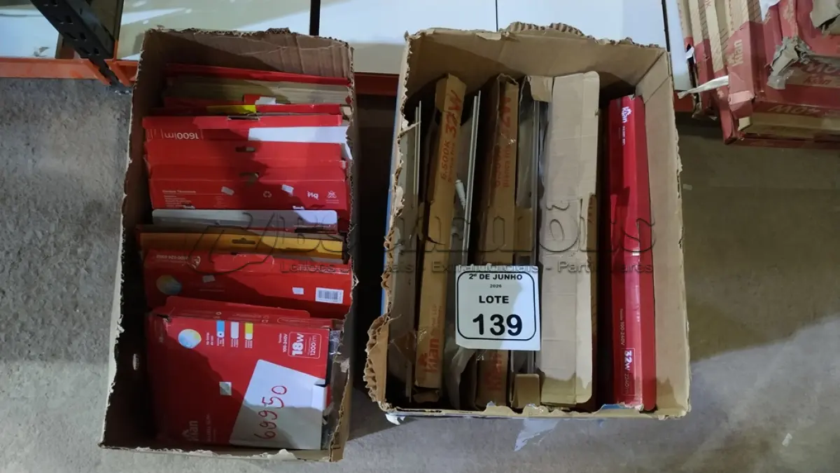 LOTE 139 - 01 LOTE COM GRANDE QUANTIDADE DE LUMINÁRIAS DE EMBUTIR E SOBREPOR DE MARCAS E MODELOS DIVERSOS. (NO ESTADO) ATENÇÃO! FAZER A VISITAÇÃO ANTES DE ARREMATAR, NÃO SABEMOS SE FUNCIONA, LEILÃO NÃO TEM GARANTIA E NEM DEVOLUÇÃO, SUJEITO A POSSÍVEIS AVARIAS VISÍVEIS/OCULTAS E/OU AUSÊNCIA DE COMPONENTES.
