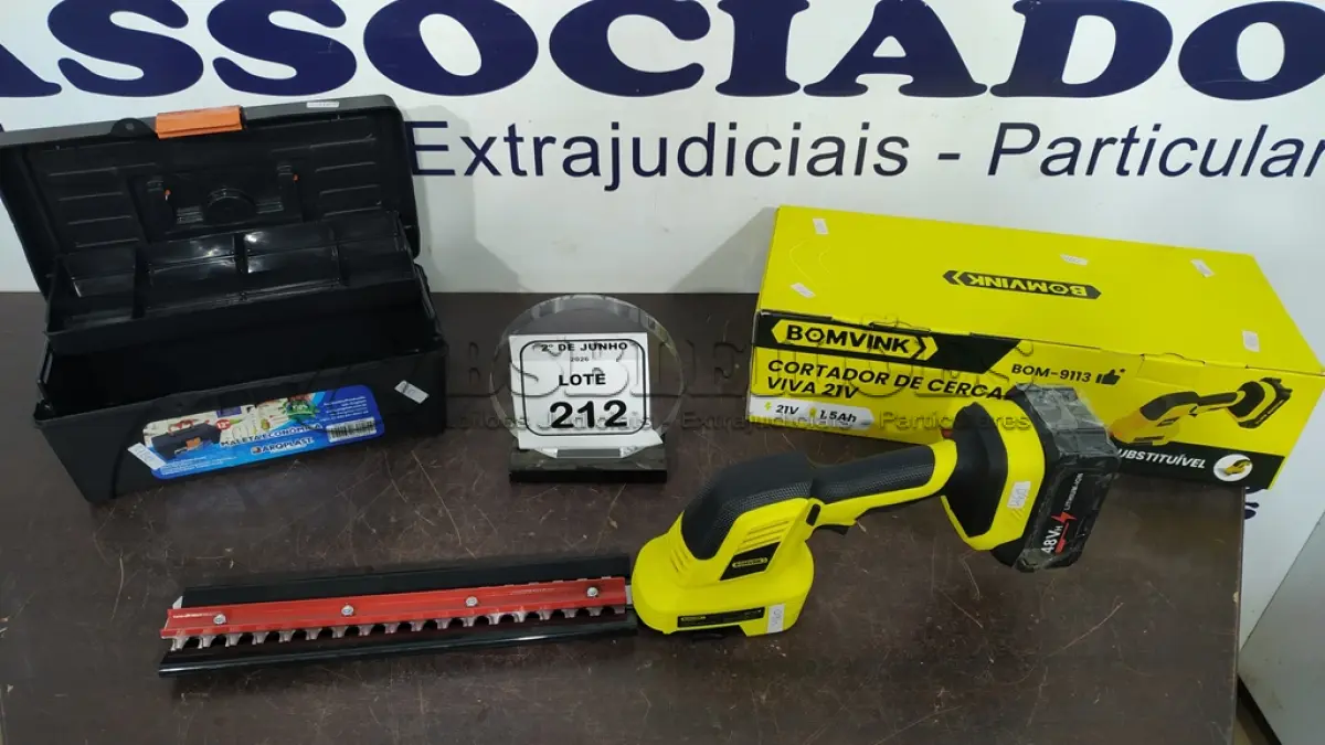 LOTE 212 - 01 CORTADOR DE CERCA-VIVA MARCA BOMVINK E 01 MALETA DE FERRAMENTAS. (NO ESTADO) ATENÇÃO! FAZER A VISITAÇÃO ANTES DE ARREMATAR, NÃO SABEMOS SE FUNCIONA, LEILÃO NÃO TEM GARANTIA E NEM DEVOLUÇÃO, SUJEITO A POSSÍVEIS AVARIAS VISÍVEIS/OCULTAS E/OU AUSÊNCIA DE COMPONENTES.