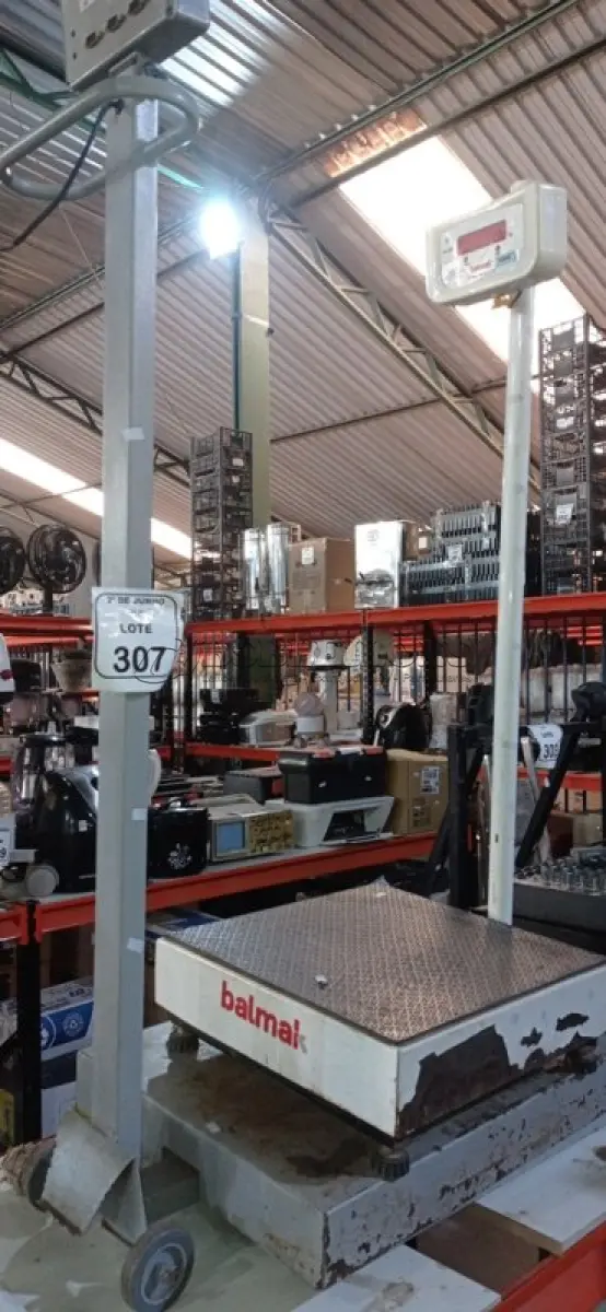 LOTE 307 - 02 BALANÇAS CORPORAIS. (NO ESTADO) ATENÇÃO! FAZER A VISITAÇÃO ANTES DE ARREMATAR, NÃO SABEMOS SE FUNCIONA, LEILÃO NÃO TEM GARANTIA E NEM DEVOLUÇÃO, SUJEITO A POSSÍVEIS AVARIAS VISÍVEIS/OCULTAS E/OU AUSÊNCIA DE COMPONENTES.
