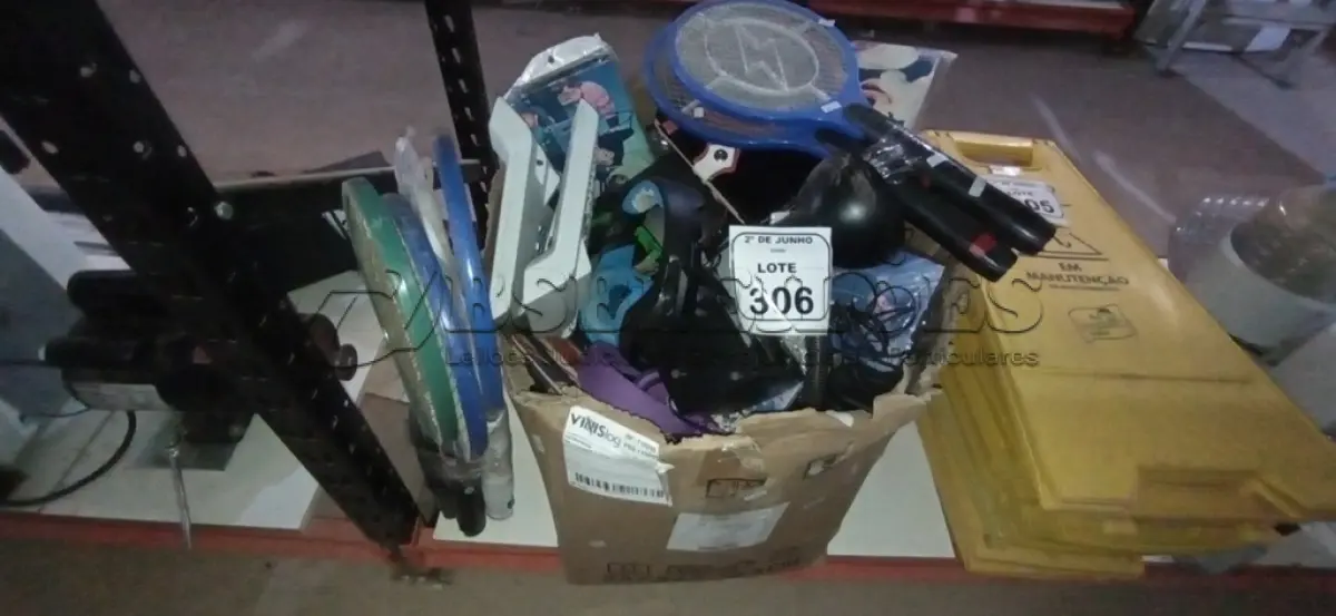 LOTE 306 - 07 RAQUETES ELÉTRICAS, VÁRIAS CAIXAS DE SOM DE PC, TELEFONES FIXOS, CAPAS DE TABLETS E ITENS VARIADOS. (NO ESTADO) ATENÇÃO! FAZER A VISITAÇÃO ANTES DE ARREMATAR, NÃO SABEMOS SE FUNCIONA, LEILÃO NÃO TEM GARANTIA E NEM DEVOLUÇÃO, SUJEITO A POSSÍVEIS AVARIAS VISÍVEIS/OCULTAS E/OU AUSÊNCIA DE COMPONENTES.