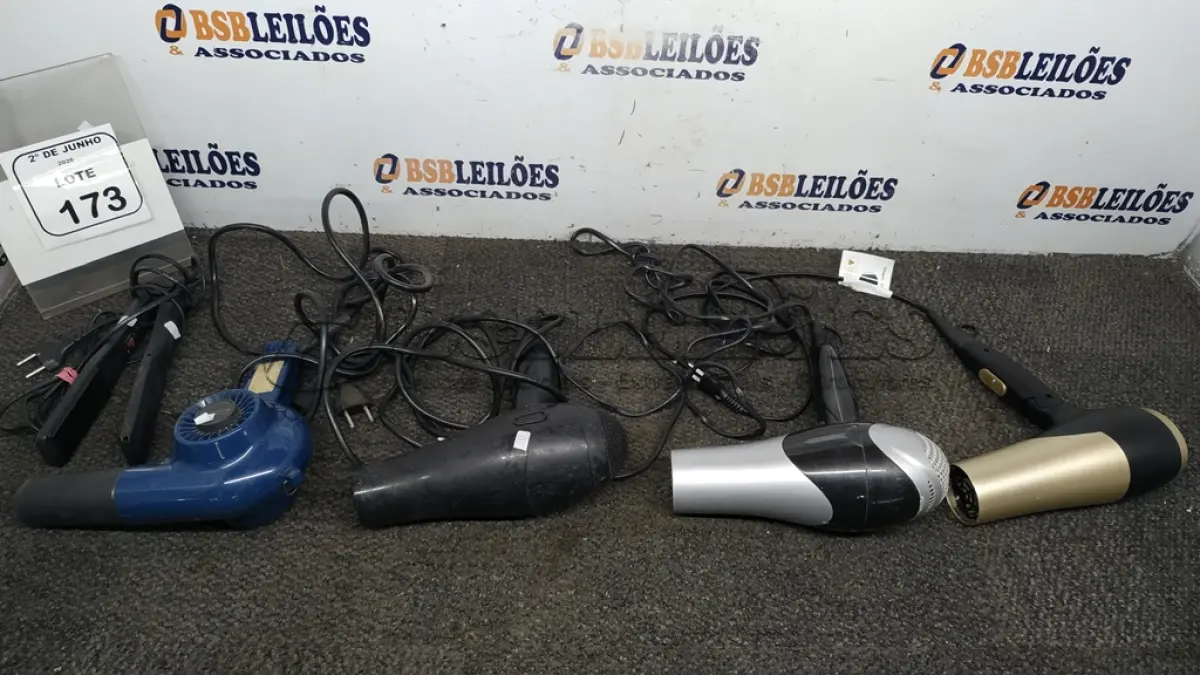 LOTE 173 - 01 PRANCHA DE CABELO E 04 SECADORES DE CABELO DE MARCAS E MODELOS DIVERSOS. (NO ESTADO) ATENÇÃO! FAZER A VISITAÇÃO ANTES DE ARREMATAR, NÃO SABEMOS SE FUNCIONA, LEILÃO NÃO TEM GARANTIA E NEM DEVOLUÇÃO, SUJEITO A POSSÍVEIS AVARIAS VISÍVEIS/OCULTAS E/OU AUSÊNCIA DE COMPONENTES.