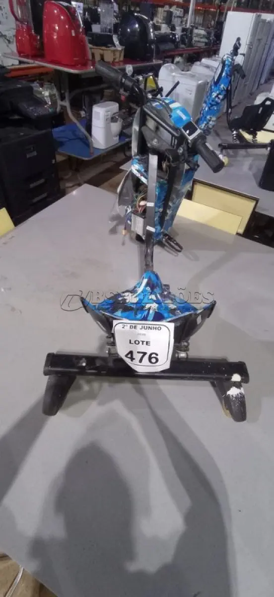 LOTE 476 - 01 TRICICLO INFANTIL ELÉTRICO SEM CARREGADOR. (NO ESTADO) ATENÇÃO! FAZER A VISITAÇÃO ANTES DE ARREMATAR, NÃO SABEMOS SE FUNCIONA, LEILÃO NÃO TEM GARANTIA E NEM DEVOLUÇÃO, SUJEITO A POSSÍVEIS AVARIAS VISÍVEIS/OCULTAS E/OU AUSÊNCIA DE COMPONENTES.