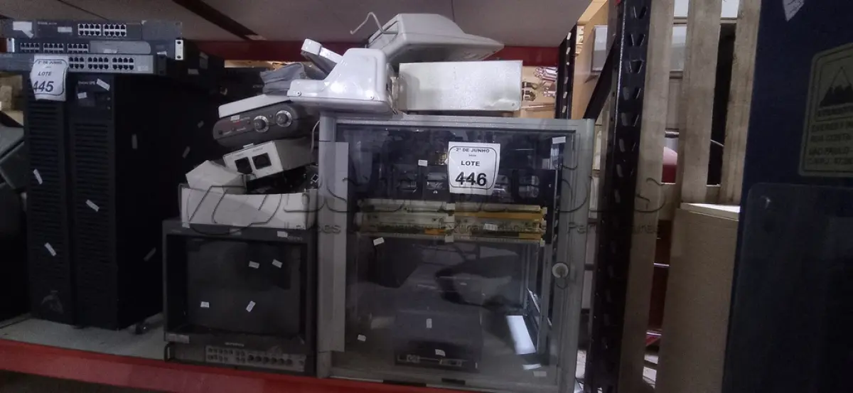 LOTE 446 - 01 MONITOR MODELO TRITON OEV143 MARCA OLYMPUS, 01 AGITADOR MAGNÉTICO, 05 CONVERSORES DE VÍDEO LUNA BNC PARA VGA+HDMI, 02 MODULADORES DE ÁUDIO, 01 ESTABILIZADOR, 01 CALCULADORA COMERCIAL, 01 SELADORA HOSPITALAR, 01 PAINEL DE CONTROLE DE GÁS INDUSTRIAL, 01 IMPRESSORA DE ETIQUETAS E 01 RACK INDUSTRIAL DE PROTEÇÃO. (NO ESTADO) ATENÇÃO! FAZER A VISITAÇÃO ANTES DE ARREMATAR, NÃO SABEMOS SE FUNCIONA, LEILÃO NÃO TEM GARANTIA E NEM DEVOLUÇÃO, SUJEITO A POSSÍVEIS AVARIAS VISÍVEIS/OCULTAS E/OU AUSÊNCIA DE COMPONENTES.