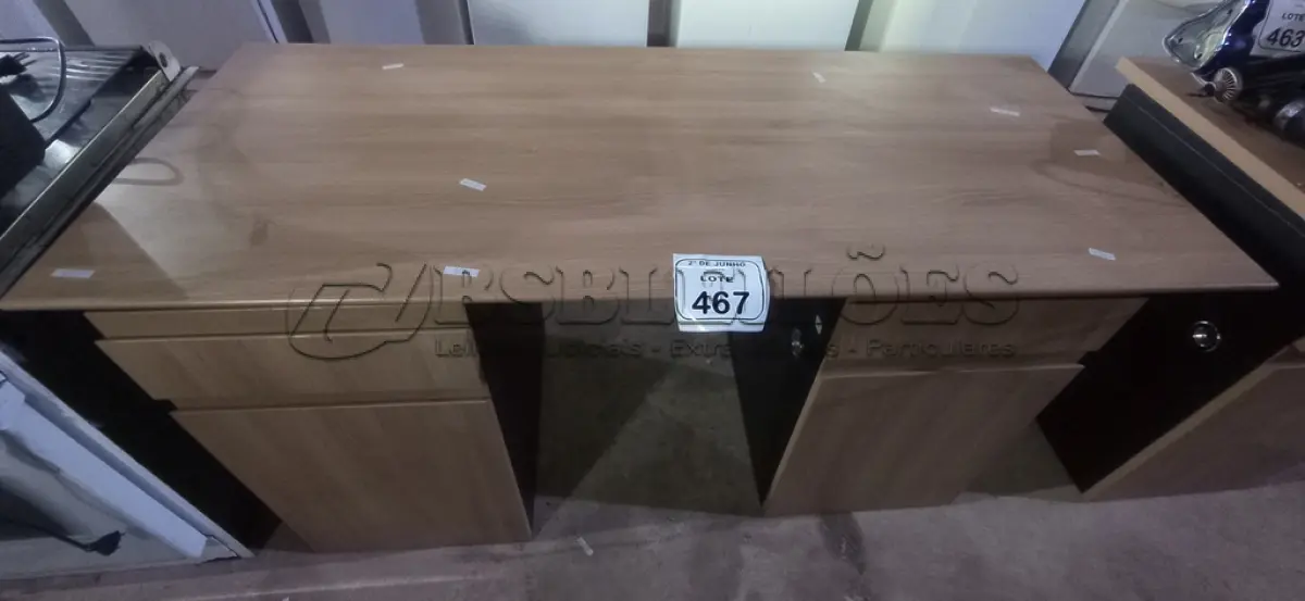 LOTE 467 - 02 ARMÁRIOS BAIXOS COM SUPORTE PRA CPU COM 01 PORTA E 01 GAVETA E 01 TAMPÃO DE MADEIRA DE 1,40X0,60M. (NO ESTADO) ATENÇÃO! FAZER A VISITAÇÃO ANTES DE ARREMATAR, NÃO SABEMOS SE FUNCIONA, LEILÃO NÃO TEM GARANTIA E NEM DEVOLUÇÃO, SUJEITO A POSSÍVEIS AVARIAS VISÍVEIS/OCULTAS E/OU AUSÊNCIA DE COMPONENTES.